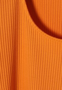 Oranžová ribbovaná látka s hladkým povrchem, s kulatým výstřihem a vertikálními pruhy v konzistentním vzoru.