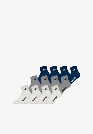 Zestaw sześciu sportowych skarpetek, w skład którego wchodzą trzy białe, dwie szare i jedna granatowa para. Wykonane z bawełnianej mieszanki, sięgające do połowy łydki, z logo po bokach.