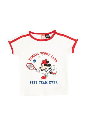Camisa blanca de manga corta con ribete rojo que presenta un gráfico de un personaje de dibujos animados jugando tenis. El texto dice "CLUB DE TENIS MEJOR EQUIPO DE LA HISTORIA".