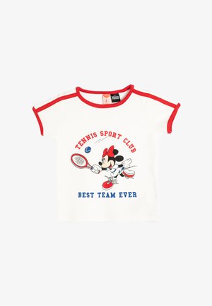 Hvid kortærmet skjorte med rød kant, der har et grafisk motiv af en tegneseriefigur, der spiller tennis. Teksten lyder "TENNIS SPORT CLUB BEDSTE HOLD NOGENSINDE."