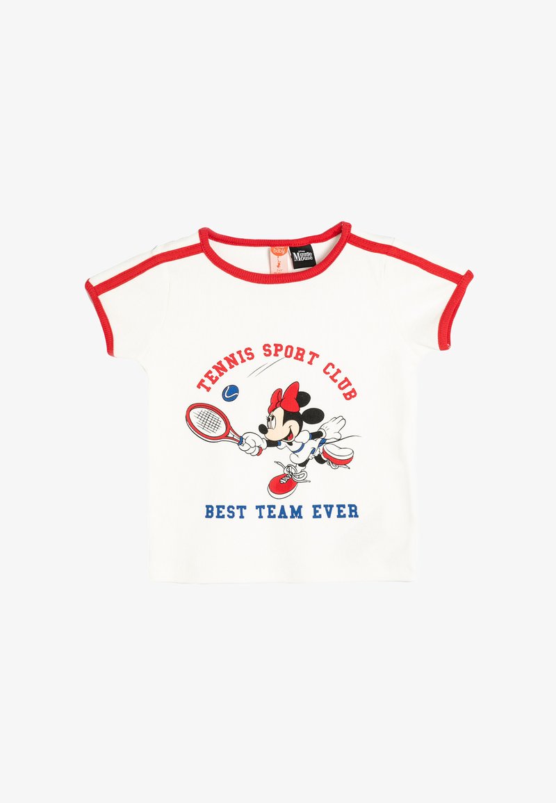 Hvid kortærmet skjorte med rød kant, der har et grafisk motiv af en tegneseriefigur, der spiller tennis. Teksten lyder "TENNIS SPORT CLUB BEDSTE HOLD NOGENSINDE."