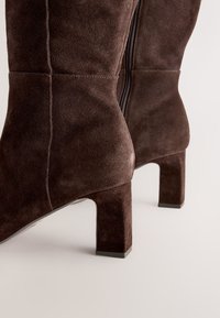 Next REGULAR FIT - FOREVER COMFORT BUCKLE TOE  - Bottes - chocolate brown suede