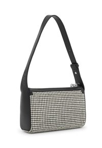 Czarna torebka z sztucznej skóry z teksturowaną, srebrną, nabijanym przodem, prostokątnym kształtem i jedną regulowaną rączką na ramię. Zamek błyskawiczny.