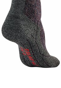 Szare i ciemnoczerwone skarpetki w wzory z prążkowaną teksturą i kształtem dopasowanym do stopy, z czerwonym logo po boku.