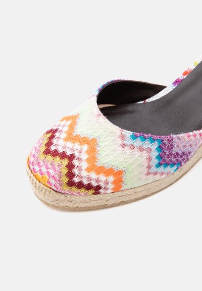 Γυναικεία πλατφόρμα εσπαντρίγια με πολύχρωμο ύφασμα ζιγκ-ζαγκ και φυσική σόλα από γιούτα σε λευκό φόντο.