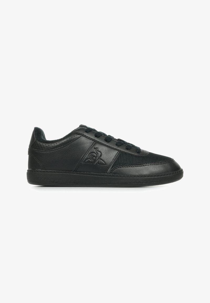 Baskets noires en cuir et en maille avec un bout rond, un laçage à l'avant et des accents texturés. Présente un détail de logo sur le côté.