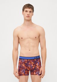 Rote Boxer-Shorts mit floralem Muster und einem blauen elastischen Bund. Bietet eine enganliegende Passform und einen weichen, dehnbaren Stoff.