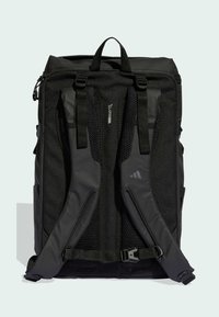 Musta reppu, jossa on pehmustetut verkko-olkarit, säädettävät soljet ja tyylikäs muotoilu. Varustettu "climacool" -merkillä ja kestävästä kankaan rakenne.