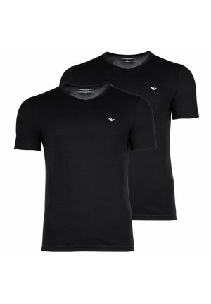 Deux t-shirts noirs à manches courtes avec un col en V. Chacun présente un petit logo discret sur la poitrine. Tissu en mélange de coton.