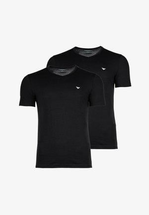 Due magliette nere a maniche corte con scollo a V. Ognuna presenta un piccolo logo discreto sul petto. Tessuto in misto cotone.
