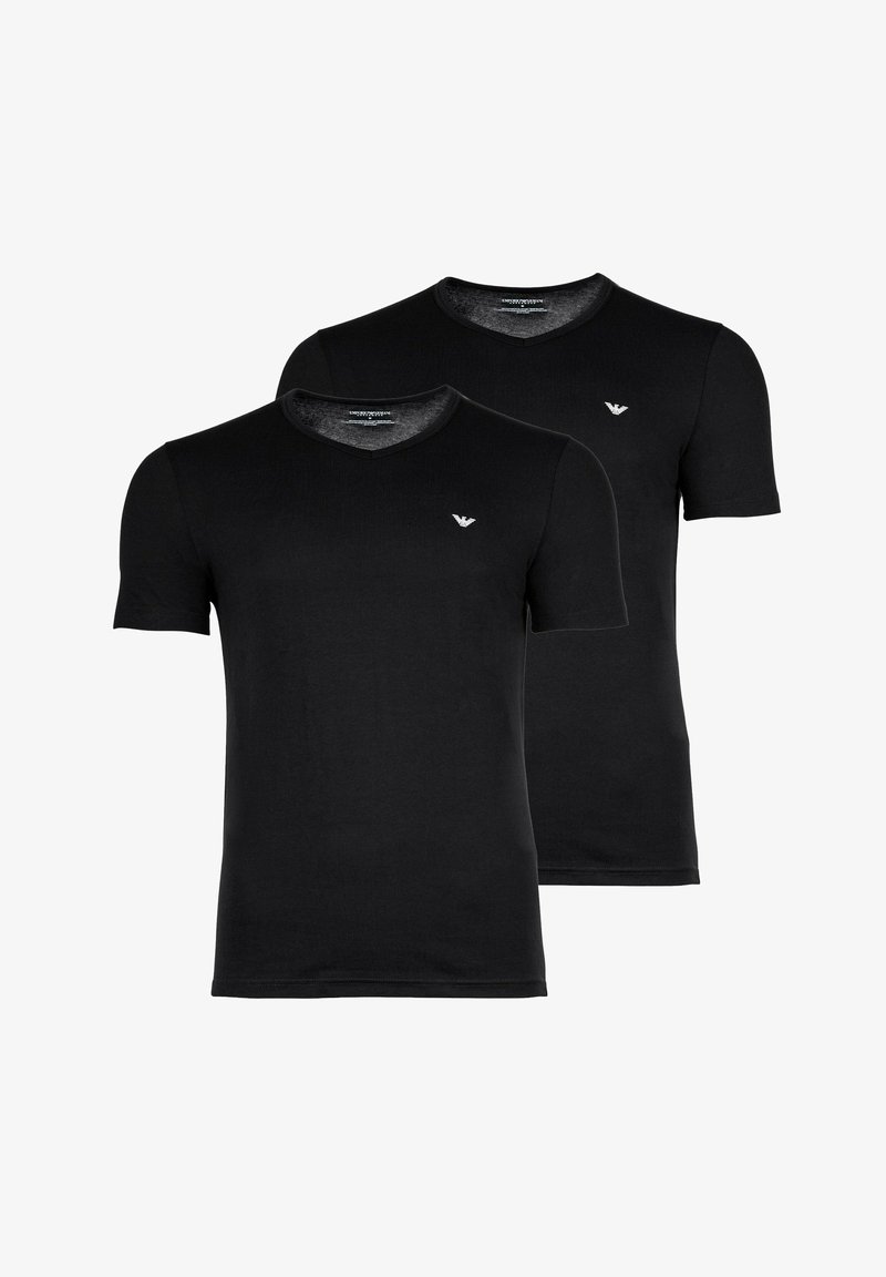 Twee zwarte T-shirts met korte mouwen en een V-hals ontwerp. Elk shirt heeft een klein, discreet logo op de borst. Gemaakt van een katoenmix.