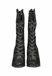 Bottines noires avec un motif floral en relief, lacets sur le devant avec des accents métalliques, tissu texturé et détail de col festonné.