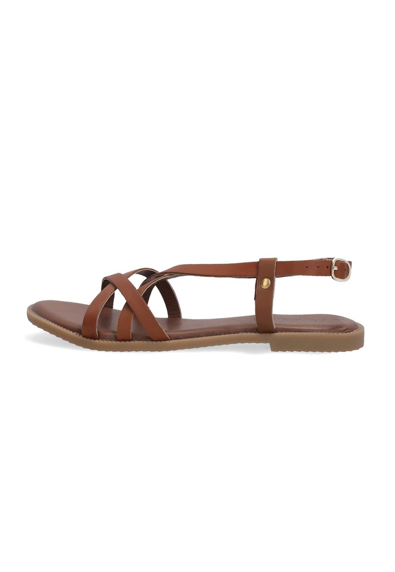 Bruine leren sandalen met kruislings gespen en een enkelgesp. Platte zool met een gestructureerde grip. Eenvoudig en open ontwerp, ideaal voor warm weer.