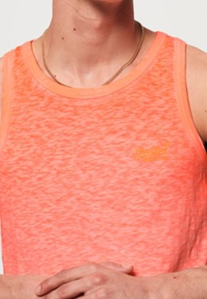 Man draagt een mouwloze, feloranje tanktop met een subtiel textuurpatroon en een dunne gouden ketting.