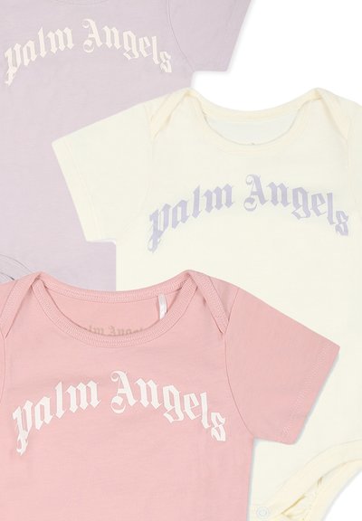 Trois grenouillères pour bébés en lavande, rose clair et crème. Chacune arbore le texte "Palm Angels" dans des couleurs contrastées, des manches courtes et un tissu doux.