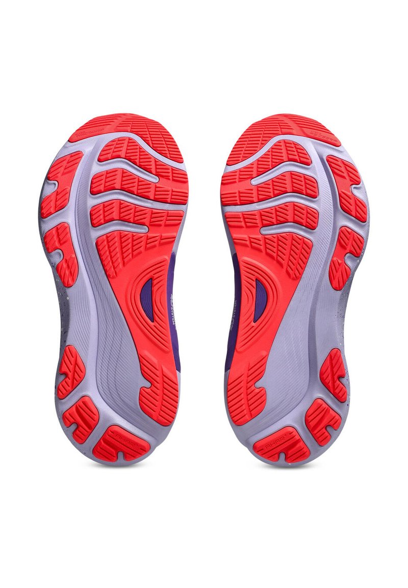 Sportschuhe mit roten und grauen gemusterten Sohlen, die über ein ausgeprägtes Traktionsdesign, eine leichte Struktur und eine glatte, runde Form verfügen.