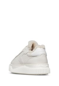 Weiße Ledersneaker mit strukturierten Oberflächen, weichem Futter und dicker Gummisohle. Verfügt über eine Schlaufe hinten und minimalistische Designelemente.