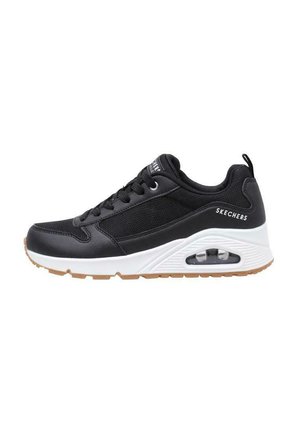 Zapatillas Skechers con parte superior de malla negra y sintética, media suela blanca, suela de goma natural, diseño de cordones y detalle de amortiguación de aire.