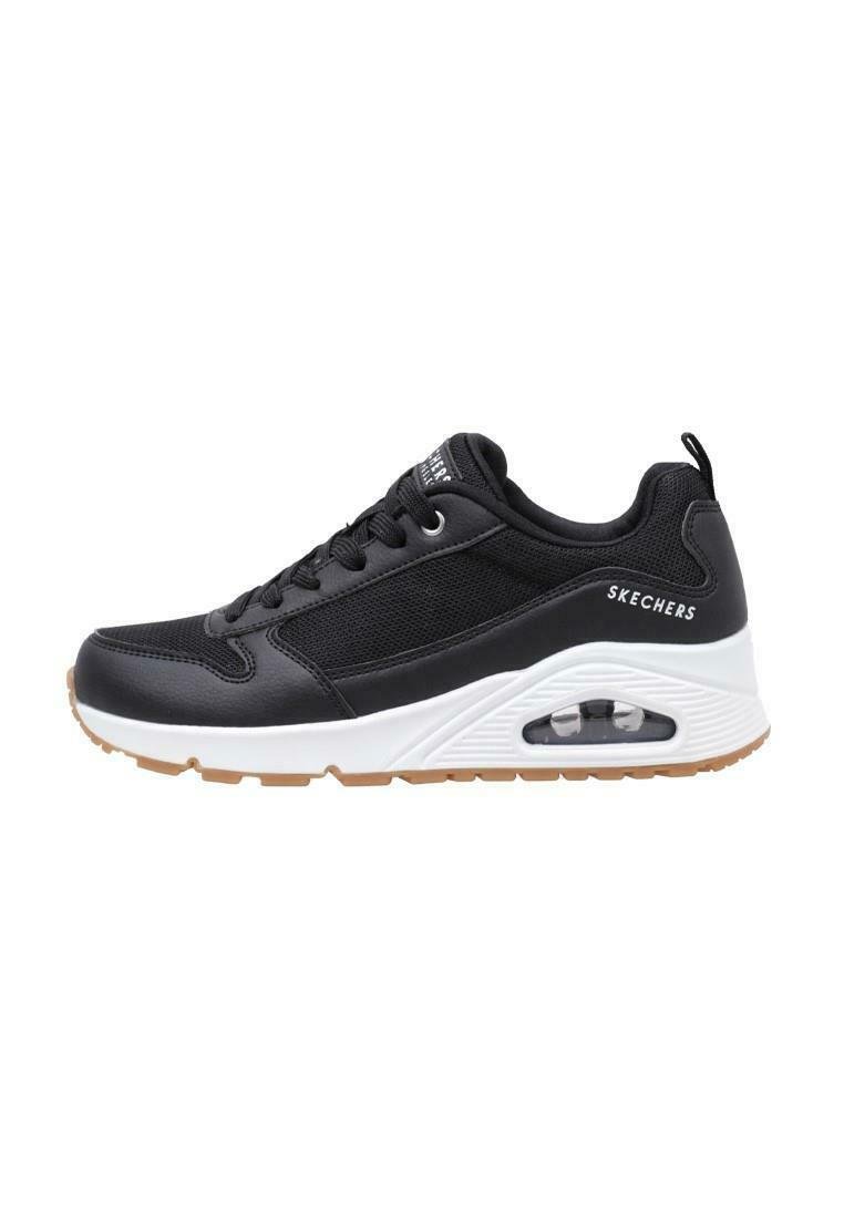 Zapatillas Skechers con parte superior de malla negra y sintética, media suela blanca, suela de goma natural, diseño de cordones y detalle de amortiguación de aire.