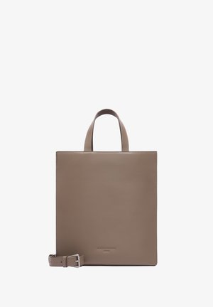 Beige Leder-Tote-Bag mit minimalistischer quadratischer Form, doppelten oberen Griffen und verstellbarem Schulterriemen. Glatte Textur mit dezenten Nähdetails.