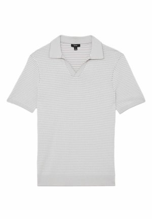 Hellgraues Strick-Poloshirt mit kurzen Ärmeln, strukturiertem Muster und geripptem Kragen, Bündchen und Saum, flach auf weißem Hintergrund ausgelegt.