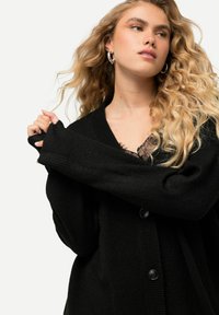 Ulla Popken Kofta - black