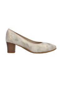 Escarpin beige en daim à talon bas, bout rond, talon bloc en bois superposé et logo embossé sur le contrefort du talon.