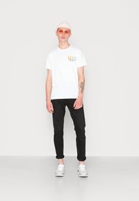 Levi's® COMMUNITY TEE UNISEX - T-shirt estampada - white