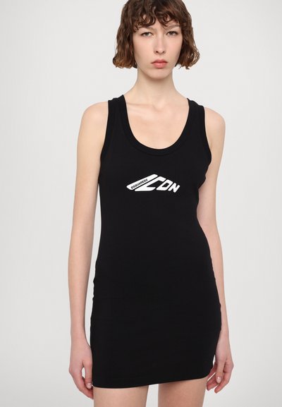Robe débardeur noire en tissu lisse, avec de larges bretelles et un décolleté arrondi. Logo imprimé en blanc sur le devant. Design ajusté.