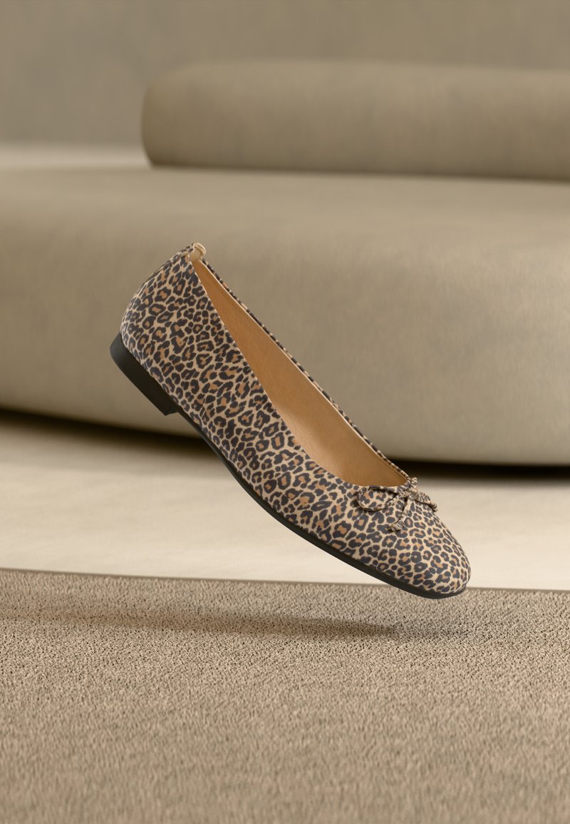 Baletka z leopardjim potiskom z zaobljenim sprednjim delom in majhno pentljo na sprednjem delu. Mehka tkanina zgornji del in črni gumijasti podplat.