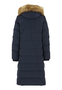 Marineblauwe gewatteerde jas met een capuchon gevoerd met bont, lang model, geribbelde manchetten en horizontale stikseldetails. Achteraanzicht toont de volledige lengte.
