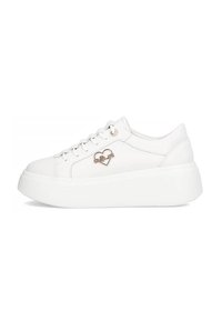 Białe skórzane sneakersy z grubą białą podeszwą, ozdobione dekoracyjnym szwem i złotym logo w kształcie serca po boku. Związane metalowymi oczkami.
