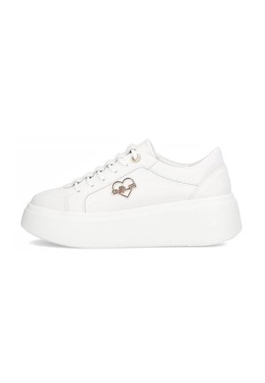 Białe skórzane sneakersy z grubą białą podeszwą, ozdobione dekoracyjnym szwem i złotym logo w kształcie serca po boku. Związane metalowymi oczkami.