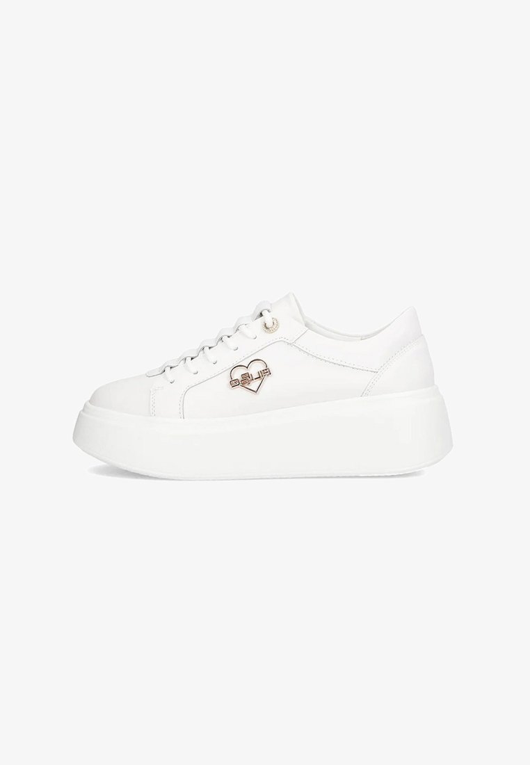 Białe skórzane sneakersy z grubą białą podeszwą, ozdobione dekoracyjnym szwem i złotym logo w kształcie serca po boku. Związane metalowymi oczkami.