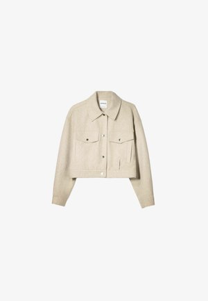 Giacca beige accorciata in misto lana, con chiusura a bottoni, due tasche sul petto e colletto a punta. Texture morbida e design su misura.