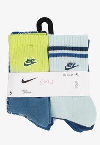 Pack de seis pares de calcetines tipo crew que presentan una mezcla de colores: amarillo neón, azul claro y azul oscuro, con patrones a rayas y logos de Nike. Diseño acolchado.