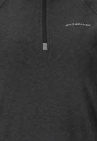 Dunkelgrauer Sportpullover aus Stoff mit einem kurzen schwarzen Reißverschluss und dem "ENDURANCE"-Logo auf der rechten Seite der Brust.
