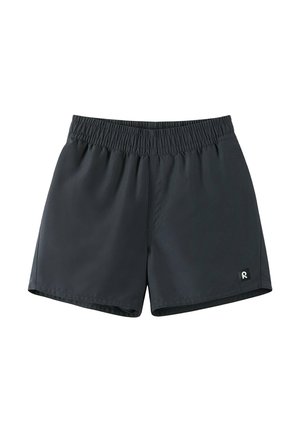 Schwarze Shorts mit elastischem Bund und einem kleinen Logo-Patch am unteren linken Saum, entwickelt für Freizeit- oder Sportkleidung.