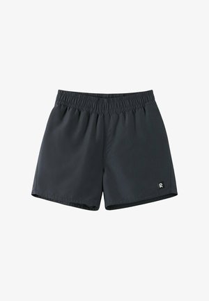 Schwarze Shorts mit elastischem Bund und einem kleinen Logo-Patch am unteren linken Saum, entwickelt für Freizeit- oder Sportkleidung.