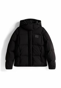 Zwarte pufferjack met een capuchon, gewatteerd patroon, ritszakken en een logo patch op de borst. Ontworpen voor warmte en comfort.