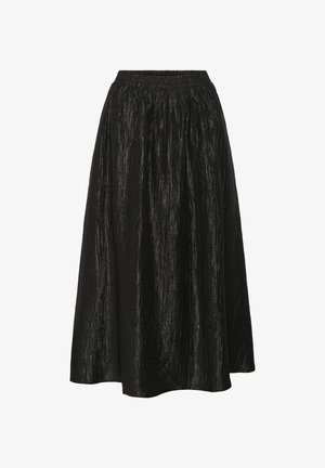 Černá midi sukně s pokrčenou lesklou texturou a elastickým pasem, který se mírně rozšiřuje směrem k lemování.
