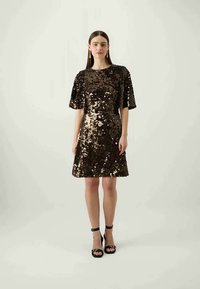 Φόρεμα με παγιέτες και κοντά μανίκια, σε μια συνδυασμένη απόχρωση μαύρου και χρυσού, κατασκευασμένο από απαλό υλικό; μήκος στο γόνατο με χαλαρή εφαρμογή.