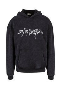 Juoda sukapota džemperis su priekinėmis kišenėmis, su balta grafikine tekstūra. Pagamintas iš minkštos medžiagos su švelnia tekstūra ir raštuotomis rankovėmis.