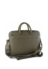 Laptoptas van olijfgroen leer met dubbele afgeronde handvatten, verstelbare schouderriem, gladde textuur en eenvoudige gestikte details.