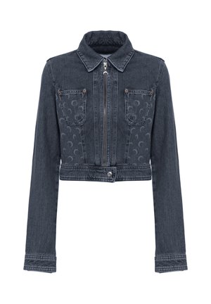 Giacca corta di denim grigio scuro con cerniera frontale, due tasche sul petto e un motivo luna tenue sulle aree delle tasche e sui pannelli frontali.