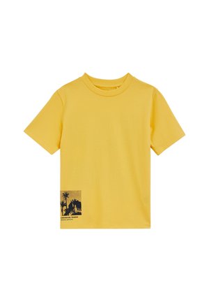 Gelbes T-Shirt mit kurzen Ärmeln und Rundhalsausschnitt, versehen mit einer kleinen schwarzen Grafik von Palmen und Text in der Nähe des unteren linken Saums.