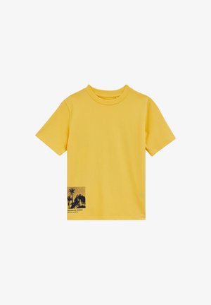 Geel T-shirt met korte mouwen en ronde hals, met een kleine zwarte afbeelding van palmbomen en tekst nabij de onderkant van de linker zoom.