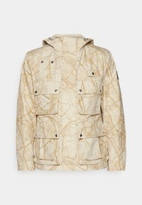 Tan jacka med mönster av kartor, tillverkad av strukturerad tyg, med huva, flera framfickor och tryckknappsdetaljer.