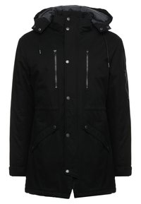 Parka negra impermeable con capucha, cierre frontal con cremallera y dos bolsillos laterales. Presenta cordones ajustables y acentos metálicos.