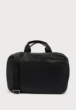 Musta suorakulmainen kannettavan tietokoneen laukku, jossa on kaksi kahvaa, säädettävä olanhihna, jossa on "EMPORIO ARMANI" -brändi, ja pieni metallinen logo edessä.